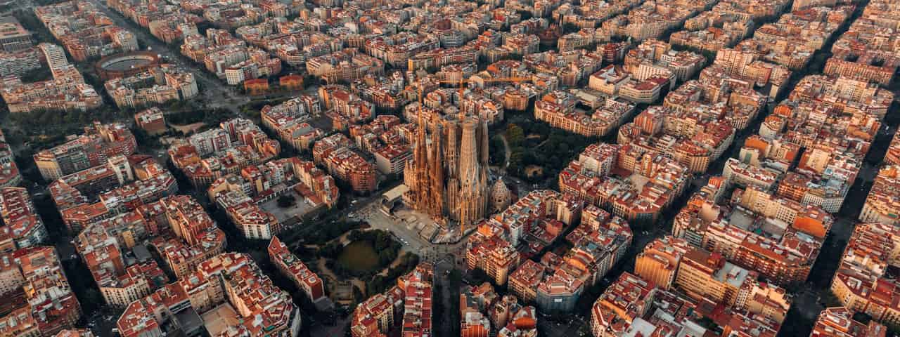 Vista aérea de una ciudad con su trama regular de calles y avenidas